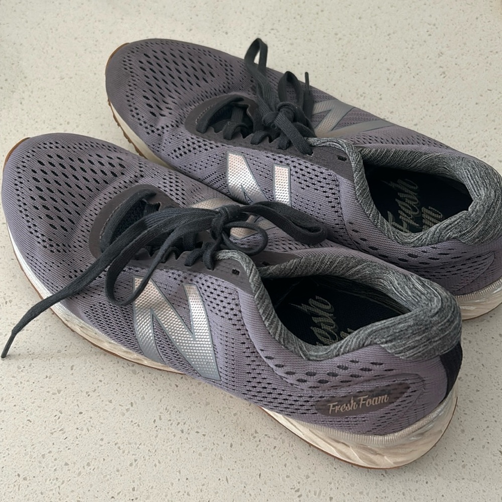 New Balance 9.5 women’s sneaker